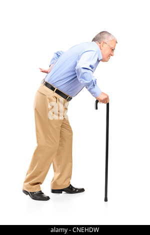 In voller Länge Portrait von ein senior Mann zu Fuß mit Rohrstock isoliert auf weißem Hintergrund Stockfoto
