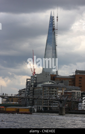 Der Shard London mit der Millennium Bridge Stockfoto