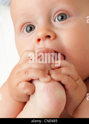 Porträt von 6 Monaten männliches Kind Baby Boy in blaue Augen Stockfoto