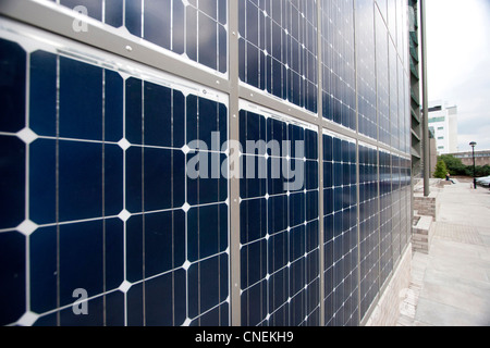 Solar PV-Module auf der Buiding in Edinburgh Stockfoto