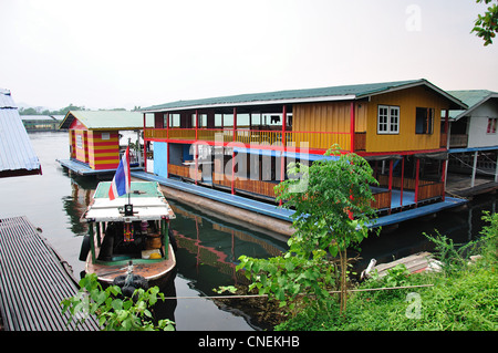 Schwimmendes Restaurant auf den Mae Klong Fluss, Kanchanaburi, Provinz Kanchanaburi, Thailand Stockfoto