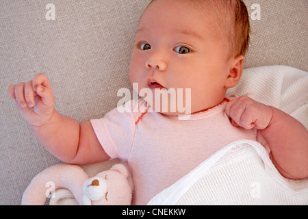 Neugeborenes Babymädchen Stockfoto