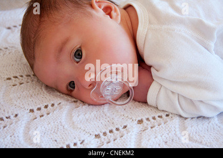 Neugeborenes Baby mit Schnuller Stockfoto