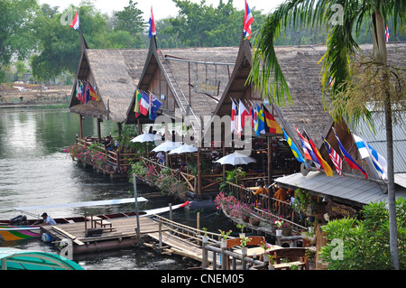 Restaurant an der Brücke über den River Kwai, Kanchanaburi, Provinz Kanchanaburi, Thailand Stockfoto