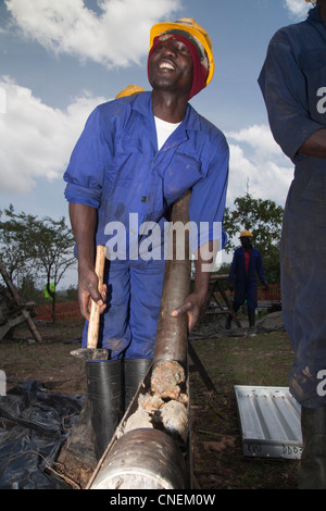 Bohrer offsider extrahieren Diamant PQ Größe Kern aus den Kern-Lauf am Drill Rig Standort. Stockfoto