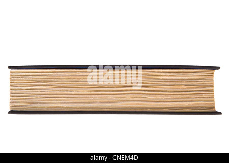 Seitenansicht Rand der alten geschlossen Hardcover-Buch mit grob geschnittenen vergilbten Seiten. Leicht verzogenen Deckel. Isoliert auf weiss. Stockfoto