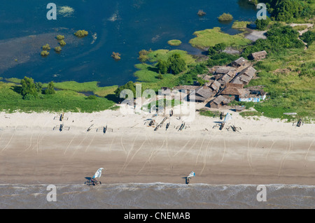 Fischerdorf an einer Lagune am Strand von Pwani Region, Luftaufnahme, Tansania Stockfoto