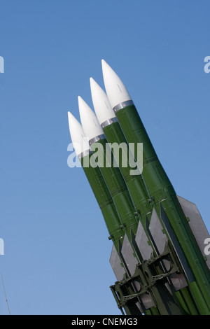 Mehrere russische Kampf gegen Raketen darauf abzielen, den Himmel. Bereit zu fliegen. Stockfoto