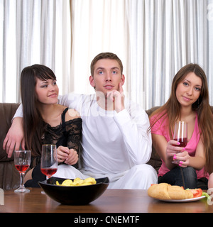 Junge attraktive Menschen viel Spaß bei der Party nach Hause Stockfoto