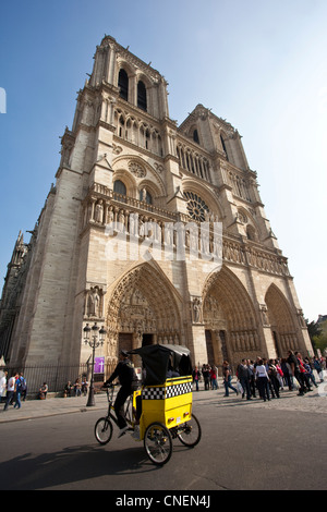 Touristischen Taxi Rikscha vor Notre Dame, Paris, Frankreich Stockfoto