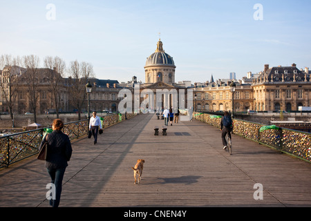 Pont des Arts Fussgängerbrücke überqueren den Fluss Seine, des Institut de France, Paris, Frankreich Stockfoto