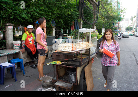 Bangkok Street Imbissstände an der Straße, Suhkumvit Straße, Bangkok, Thailand Stockfoto