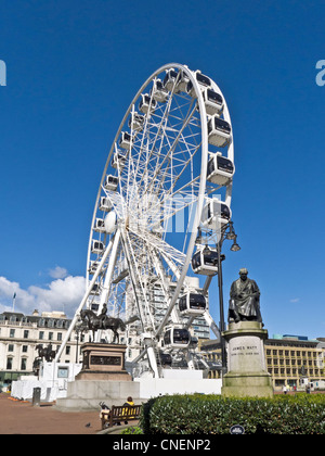 Wheel of Glasgow in George Square Glasgow Schottland präsentiert von großen Sehenswürdigkeiten der Stadt mit der Statue von James Watt Recht. Stockfoto