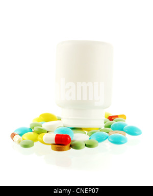 Flasche mit vielen farbigen Pillen herausfallen, auf weißem Hintergrund Stockfoto