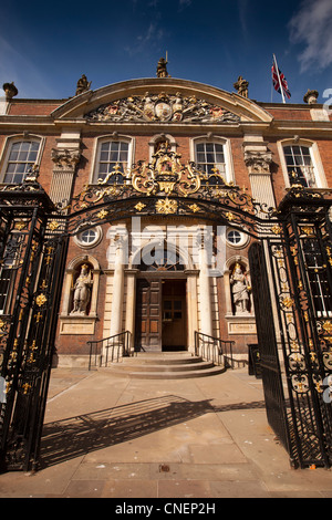 Großbritannien, England, Worcestershire, Worcester, hohe Straße, Guildhall reich verzierten schmiedeeisernen Tore Stockfoto