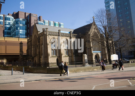 Leeds West Yorkshire England Mill Hill Unitarian Kapelle im City Square von alten und neuen Gebäuden umgeben Stockfoto