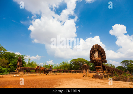 Naga Brücke und Pferd Wagen in Kampong Kdey - Provinz Siem Reap, Kambodscha Stockfoto