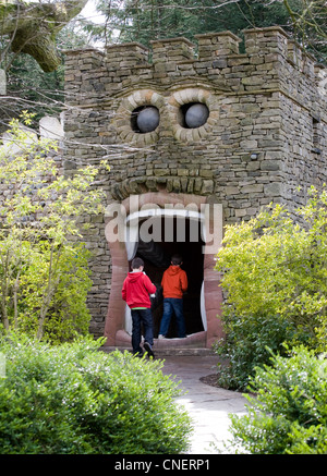 Kinder neugierig Gebäude in der Verbotenen Ecke. Eingang und Pathway in Middleham, North Yorkshire Dales National Park, Richmondshire, Großbritannien Stockfoto