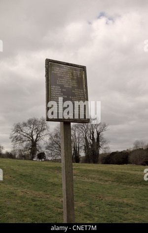 Externe Gedenktafel für die Männer von Imber, die im Großen Krieg dienten, St. Giles Church, Imber, Salisbury Plain, Wiltshire, England, Großbritannien Stockfoto