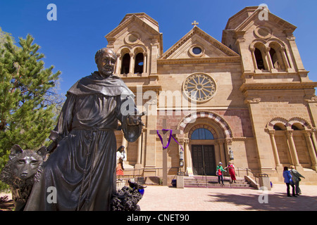 Skulptur des Heiligen Franziskus von Assisi vor der Santa Fe Kathedrale in New Mexiko Stockfoto