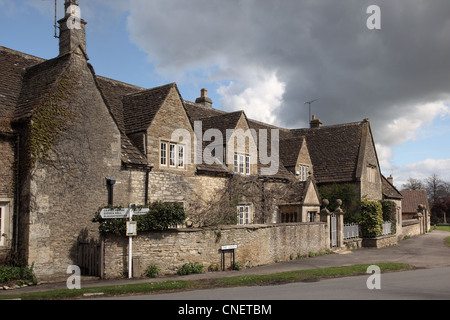 Traditionelle Steinterrassenhäuser in Biddestone. Ein Dorf in den Cotswolds, Wiltshire, England, Großbritannien Stockfoto