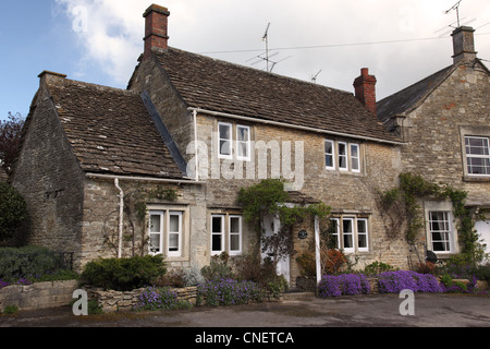 Hübsches, terrassenförmiges Häuschen aus Stein im Dorf Biddestone, Wiltshire, England, Großbritannien Stockfoto