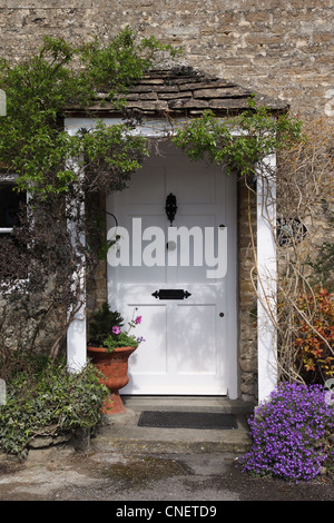 Traditionelle weiße Eingangstür auf einer Hütte in Biddestone Dorf, Wiltshire, England, Großbritannien Stockfoto