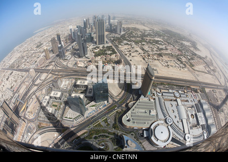 Wolkenkratzer runden die Sheikh Zayed Road (Dubai International Financial Centre oder DIFC) (Vereinigte Arabische Emirate). Stockfoto