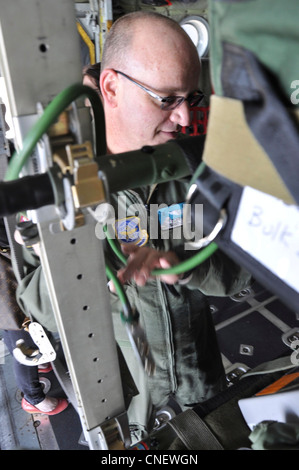 Medizinisches Fachpersonal Sgt. Cliff Knessel aus Gillette, Wyo, der 187. Aeromedical Evacuation Squadron, beauftragt, Ausrüstung für einen medizinischen Trainingsflug an Bord einer Wyoming Air National Guard C-130, 13. April 2012, in Cheyenne, Wyo, vorzubereiten.die Einheit ist spezialisiert auf die Bereitstellung von Rettungsdiensten an Bord von Luftwaffenfrachtflugzeugen, Transport von Kranken und Verwundeten aus Kampfgebieten an sicherere Orte. Stockfoto