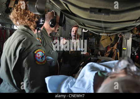 Flugkrankenschwester 2. LT. Leigh Miller, von Scottsbluff, geb., und medizinisches Technikerpersonal Sgt. Cliff Knessel aus Gillette, Wyo., erhält von Flugkrankenschwester Jodi Smith, 1. LT., von Bridgeport, Neb., während eines medizinischen Ausbildungsfluges für das 187. Aeromedical Evacuation Squadron der Wyoming Air National Guard, an Bord eines C-130-Frachtflugzeugs, in Cheyenne, Wyo., 13. April 2012, Unterricht. Die 187. Ist auf die Bereitstellung von Rettungsdiensten an Bord von Luftwaffenfrachtflugzeugen spezialisiert und transportiert Kranke und Verwundete aus Kampfgebieten zu sicheren Orten. Stockfoto