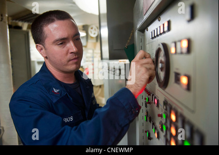 Fire Controlman 2. Klasse Carlos Rios führt Wartung an einem AN/SPY-1B Radarmodul an Bord des Ticonderoga-Klasse-Geschoss-Kreuzers USS Cape St. George (CG 71) durch. Cape St. George wird als Teil der Abraham Lincoln Carrier Strike Group in das US-amerikanische 5. Flottengebiet eingesetzt, das maritime Sicherheitsoperationen, Sicherheitskooperationen und Unterstützungsmissionen im Rahmen der Operation Enduring Freedom durchführt. Stockfoto