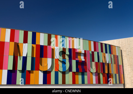 Bunte neue Front des Regionalmuseums Waterloo auf blauen Himmel in Kitchener Ontario Kanada Stockfoto