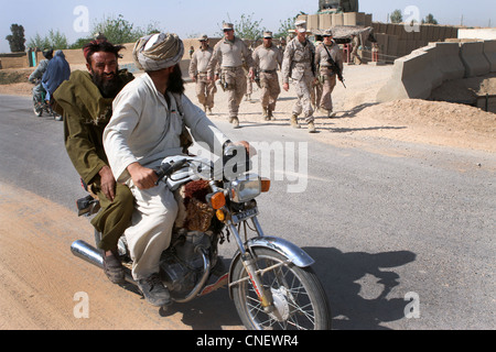 U.S. Marine Col. Roger Turner, der Kommandant des Regimental Combat Team 5, Und Oberstleutnant Michael Styskal, das 2. Bataillon, der Kommandant des 9. Marine Regiments, führte eine Fußpatrouille durch einen Basar in ein afghanisches uniformiertes Polizeirevier, um mit Marines und afghanischen Polizisten zu sprechen, die hier den Posten befehligen, 5. April 2012. Styskal und ein Sicherheitsdetail von Marines begleiteten Turner und seine Mitarbeiter bei einer kürzlichen Reise zu mehreren Kampfposten im Bezirk Marjah der Provinz Helmand. Stockfoto