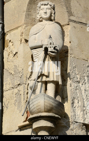 Saint Benezet Reisen mit dem Boot auf dem Fluss Rhône & Carrying Oder präsentiert ein Modell der Pont Saint-Bénézet Brücke Avignon Vaucluse Frankreich Stockfoto