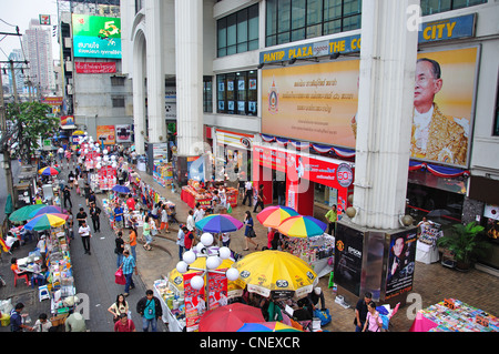 Straßenmarkt außerhalb Elektronik Pantip Plaza, neue Phetchaburi Road, Bezirk Ratchathewi, Bangkok, Thailand Stockfoto