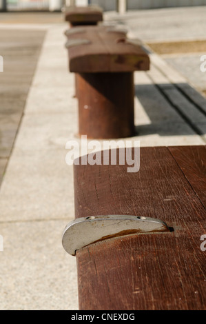 Anti-skateboarding Geräte installiert auf Holzbänken Stockfoto