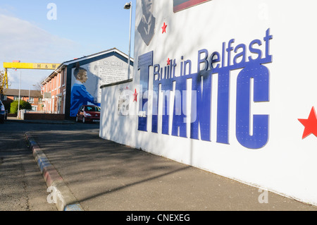 Wandgemälde mit den Worten "Titanic Built in Belfast" zur Erinnerung an die Titanic auf der Newtownards Road, Belfast Stockfoto