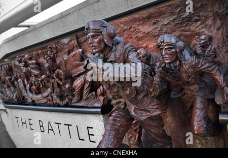 Festschrift Bronze-Skulptur, eine Hommage an die Piloten und Flugpersonal kämpfen die Luftschlacht um England im Sommer 1940 London UK Stockfoto