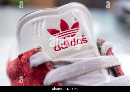 Adidas-Logo auf Trainer Stockfoto