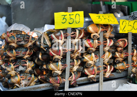 Leben Sie Krebse zu verkaufen in Straße Meeresfrüchte Stall, Yaowarat Straße (Chinatown), Samphanthawong Bezirk, Bangkok, Thailand Stockfoto
