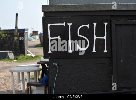 Das Wort Fisch lackiert in weiß auf einem traditionellen schwarzen Fischer Schuppen am Strand von Hastings, East Sussex, England Stockfoto