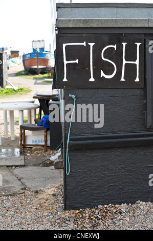 Das Wort Fisch lackiert in weiß auf einem traditionellen schwarzen Fischer Schuppen am Strand von Hastings, East Sussex, England Stockfoto