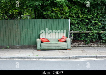 Verlassene Sofa auf einer Straße Stockfoto