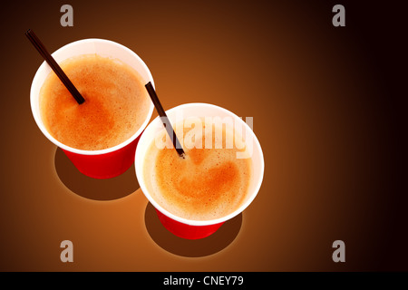 Zwei Kaffee Pappbecher gefüllt mit frisch gebrühtem Kaffee in einem Café serviert Stockfoto