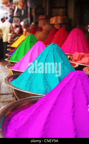 Bunte Pfähle der fein pulverisierten Farbstoffe für hindu religiösen Aktivitäten wie Holi auf dem Display im indischen Geschäft in Mysore Markt Stockfoto