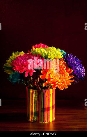 Bunte Chrysanthemen in Farbe können auf Kommode Innenraum Stockfoto