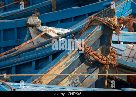 Bogen der kleinen Fischerboote vertäut zusammen Stockfoto