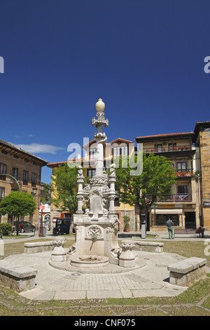 Fuente de Los Tres Caños von Domenech ich Montaner, Comillas, Kantabrien, Spanien Stockfoto