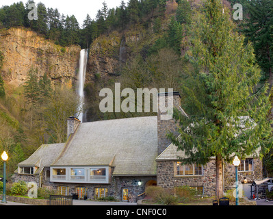 Historischen Multnomah Falls Lodge in Columbia River Gorge Oregon Stockfoto