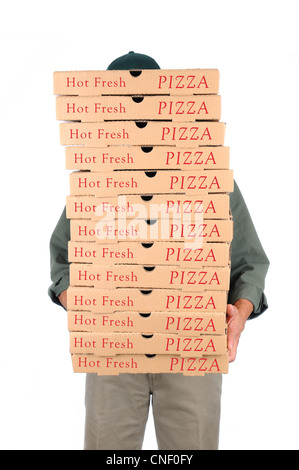 Ein Bote versteckt hinter einem großen Stapel von Pizzakartons trägt er. Stockfoto